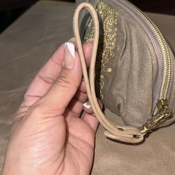 Victoria Secret taupe canvas w/goldtone hardware zip around wristlet NWOT - Picture 4 of 14